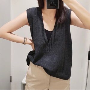 V-NECK KNITTED VEST